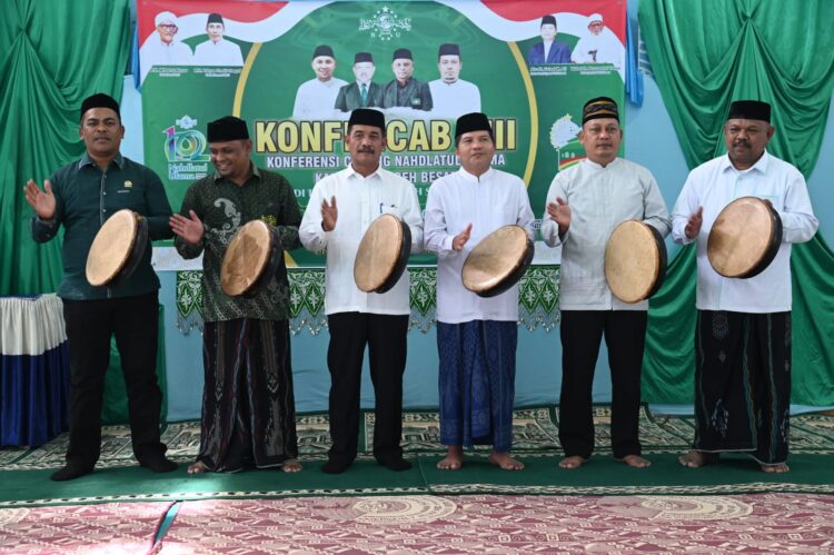 Wakil Bupati Aceh Besar Syukri A Jalil, Ketua PWNU Aceh Tgk Faisal Ali memukul rapai tanda dibukanya (Konfercab) ke-13 PCNU Aceh Besar di Dayah Ruhul Falah, Gampong Leupung Riwat, Kecamatan Kuta Malaka, Sabtu (15/2)