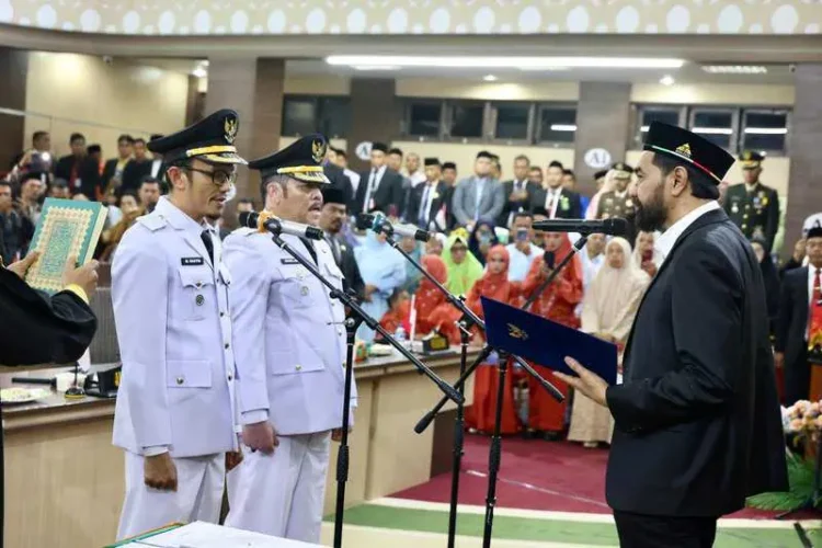 Gubernur Muzakir Manaf melantik M Rasyid-Nasir sebagai Wali Kota/Wakil Wali Kota Subulussalam periode 2025-2030, pada Rapat Paripurna Istimewa DPRK Subulussalam, di Gedung DPRK setempat, Sabtu (15/2). (Foto: For Infoaceh.net)
