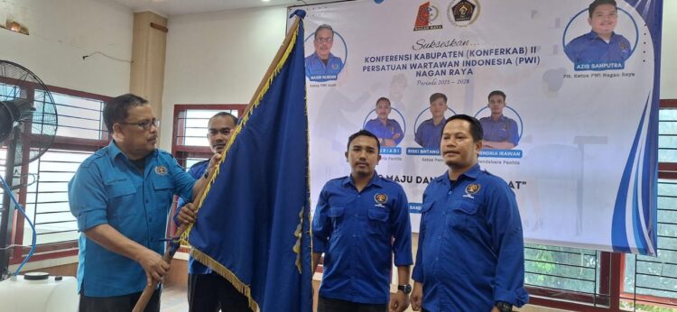 Ketua PWI Aceh Nasir Nurdin mengukuhkan pengurus PWI Nagan Raya periode 2025-2028 ditandai penyerahan pataka kepada Zulfikar selaku ketua terpilih pada Konferkab II PWI Nagan Raya di aula PWI Aceh, Sabtu (15/2). (Foto: Dok. PWI Aceh)