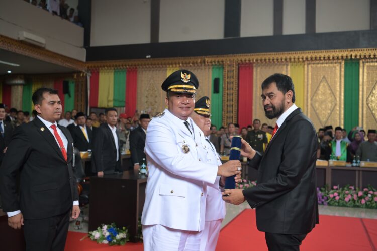 Gubernur Aceh Muzakir Manaf melantik M Salim Fakhry dan dr Heri Al Hilal sebagai Bupati/Wakil Bupati Aceh Tenggara periode 2025-2030, pada Rapat Paripurna Istimewa DPRK Aceh tenggara, di gedung DPRK setempat, Ahad (16/2). (Foto: For Infoaceh.net)