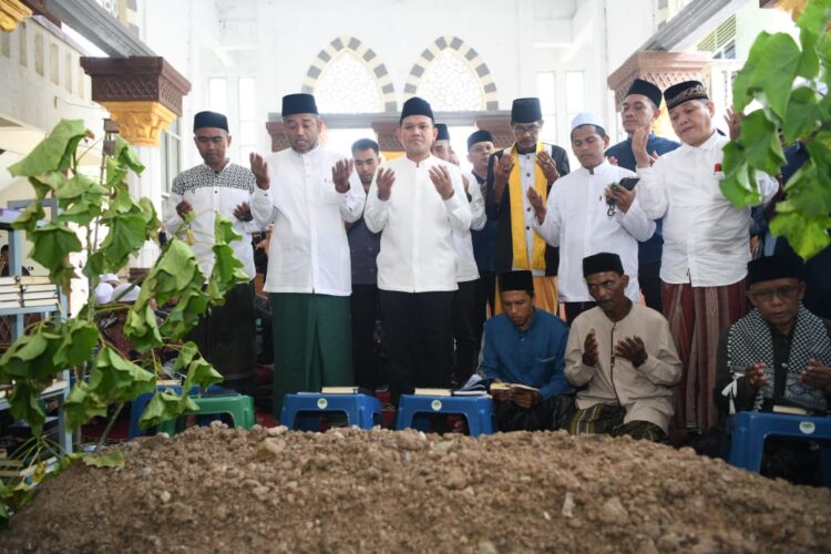 Wakil Gubernur Aceh, Fadhlullah atau Dek Fad menziarahi makam ulama kharismatik Aceh, Abu Kuta Krueng di komplek Dayah Darul Munawwarah Kuta Krueng, Pidie Jaya, Ahad (16/2)