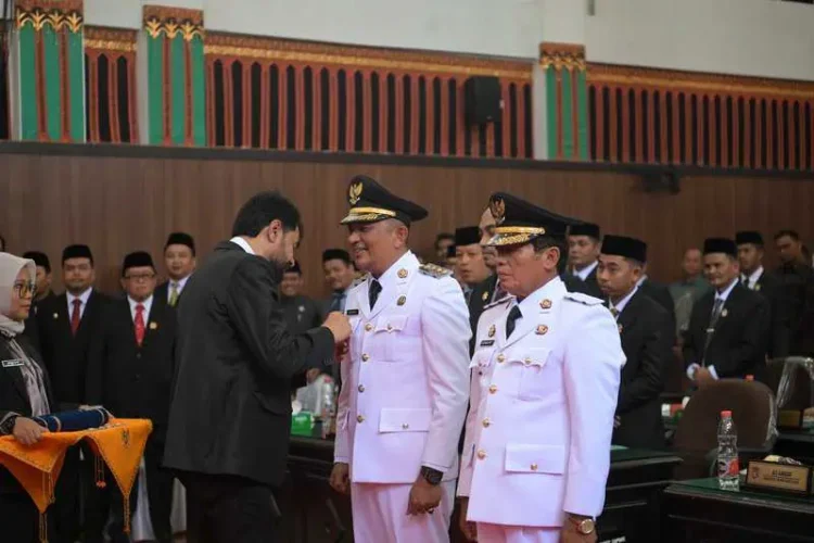 Gubernur Aceh Muzakir Manaf melantik Suhaidi - Maliki sebagai Bupati/Wakil Bupati Gayo Lues periode 2025-2030, pada Rapat Paripurna Istimewa DPRK Gayo Lues, di gedung DPRK setempat, Ahad (16/2/2025)