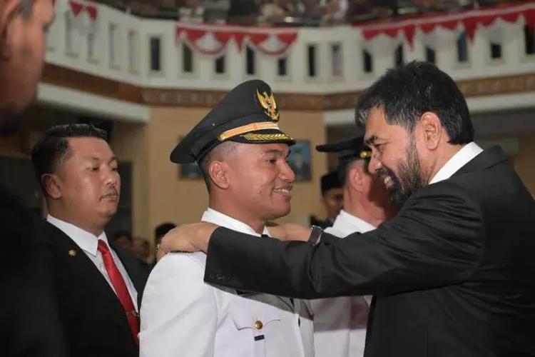 Gubernur Aceh Muzakir Manaf melantik Bupati/Wakil Bupati Aceh Barat Daya periode 2025-2030, Safaruddin - Zaman Akli, di gedung DPRK setempat, Ahad malam (16/2)