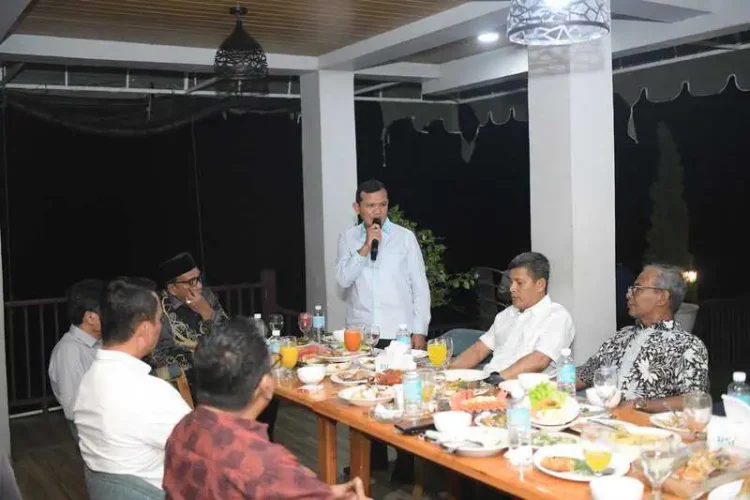 Wagub Aceh Fadhlullah berdiskusi bersama Forkopimda Aceh dalam pertemuan silaturahmi perdana yang dipimpinnya, Ahad malam (16/2)