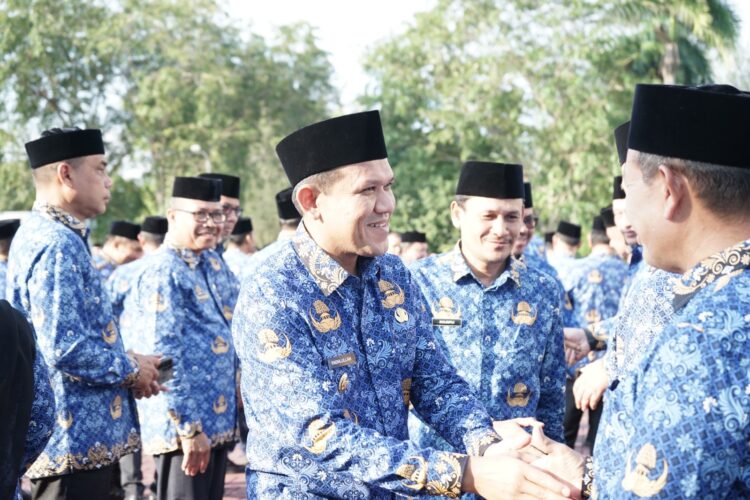 Wakil Gubernur Aceh Fadhlullah memimpin apel perdana di halaman Kantor Gubernur Aceh pada Senin, 17 Februari 2025