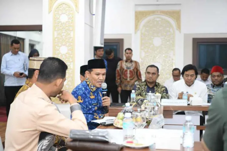 Wakil Gubernur Aceh Fadhlullah menyambut kunjungan kerja Komite II DPD RI ke Aceh dalam rangka pengawasan atas pelaksanaan UU Nomor 22/2001 tentang Migas di Kantor Gubernur Aceh, Senin (17/2).