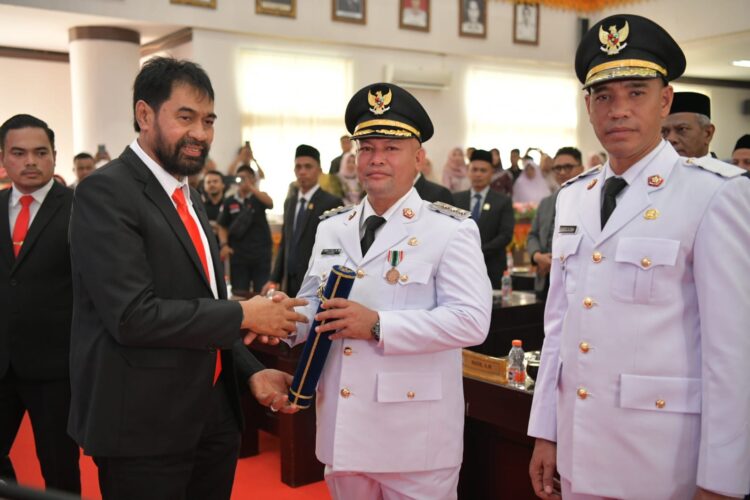 Gubernur Aceh Muzakir Manaf melantik Ismail A. Jalil-Tarmizi Panyang sebagai Bupati/Wakil Bupati Aceh Utara Periode 2025-2030, pada Rapat Paripurna Istimewa DPRK Aceh Utara di Gedung DPRK, Lhoksukon, Aceh Utara, Senin (17/2).