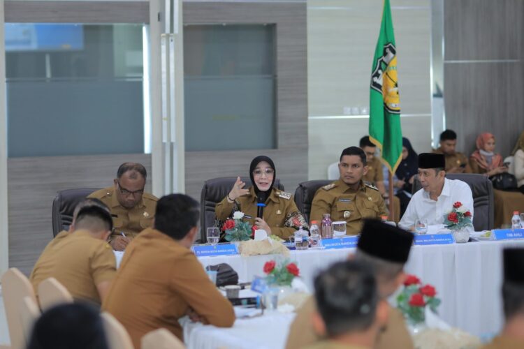 Wali Kota Banda Aceh Illiza Sa’aduddin Djamal dan Wakil Wali Kota Afdhal Khalilullah memimpin rapat koordinasi pembahasan penyusunan program kerja 100 hari pemerintahan baru di aula Gedung Mawardy Nurdin, Senin, 17 Februari 2025. Foto: For Infoaceh.net