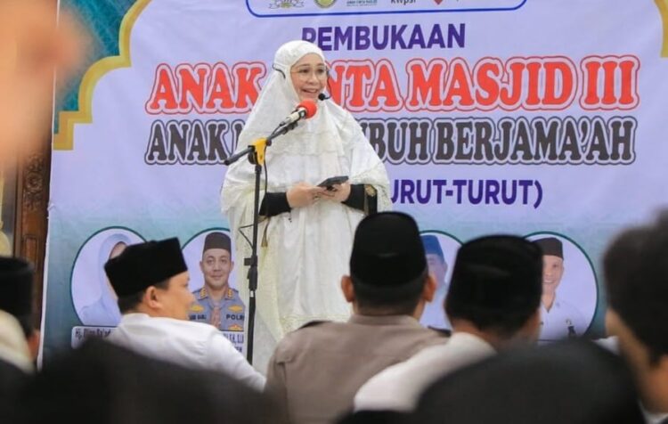 Wali Kota Banda Aceh Illiza Sa’aduddin Djamal saat membuka lomba Anak Cinta Masjid jilid III se-Kecamatan Kuta Alam di Masjd Al-Mukarramah Gampong Mulia, Selasa pagi (18/2). (Foto: For Infoaceh.net)