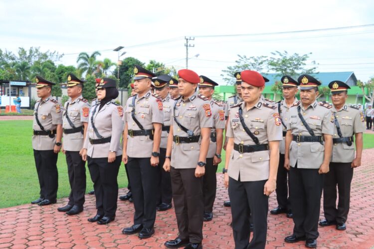 Kapolres Aceh Utara AKBP Nanang Indra Bakti memimpin upacara serah terima jabatan dua Kabag, empat Kasat dan lima Kapolsek jajaran di Lapangan Tribrata Mapolres setempat, Selasa (18/2). (Foto: Humas Polres Aceh Utara)