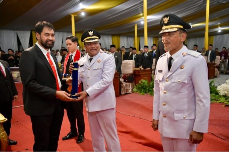 Gubernur Aceh Muzakir Manaf atau Mualem melantik H Mukhlis Takabeya dan Ir Razuardi sebagai Bupati/Wakil Bupati Bireuen periode 2025–2030 dalam rapat paripurna istimewa DPRK Bireuen yang digelar di halaman Kantor Bupati setempat, Selasa malam, 18 Februari 2025