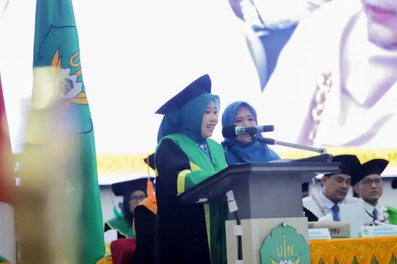 Sarbila Karlina Wati mahasiswi FISIP saat menyampaikan pesan dan kesan mewakili wisudawan, pada Rapat Senat Terbuka Wisuda Gelombang I Tahun 2025 UIN Ar-Raniry yang digelar di Auditorium Prof Ali Hasjmy, pada 18-19 Februari 2025