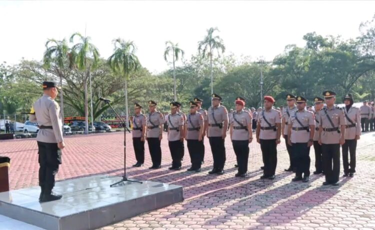 Kapolres Aceh Besar AKBP Sujoko memimpin Sertijab Wakapolres, Kabag SDM, Kasat Narkoba, Kasat Lantas dan Kapolsek jajaran di lapangan apel Mapolres setempat, Rabu (19/2). (Foto: Humas Polres Aceh Besar)