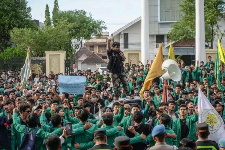 Mahasiswa Universitas Syiah Kuala (USK) Aceh menggelar aksi demo 'Indonesia Gelap' di Gedung DPRA, Rabu (19/2). (Foto: For Infoaceh.net)