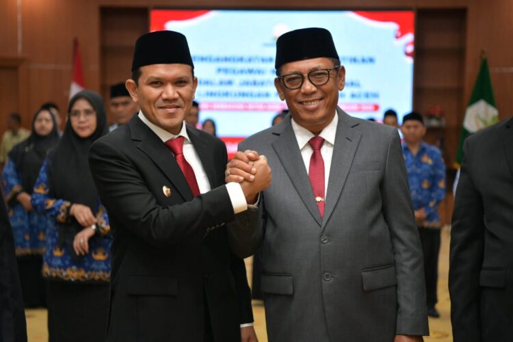 Plt. Sekda Aceh Alhudri (kanan) bersama Wakil Gubernur Aceh Fadhlullah