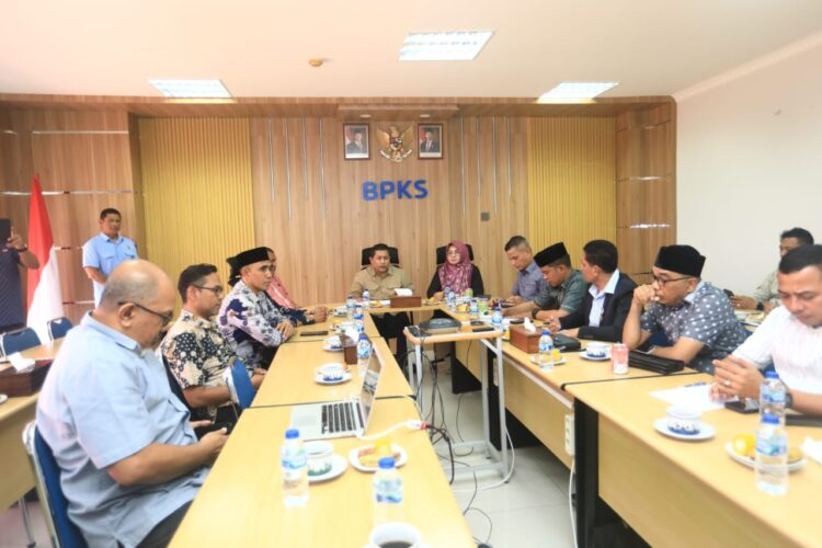 Iskandar Zulkarnain dalam pertemuan antara BPKS dan Komisi III DPRA di Ruang Rapat Pimpinan BPKS, Sabang, Kamis, 20 Februari 2025.