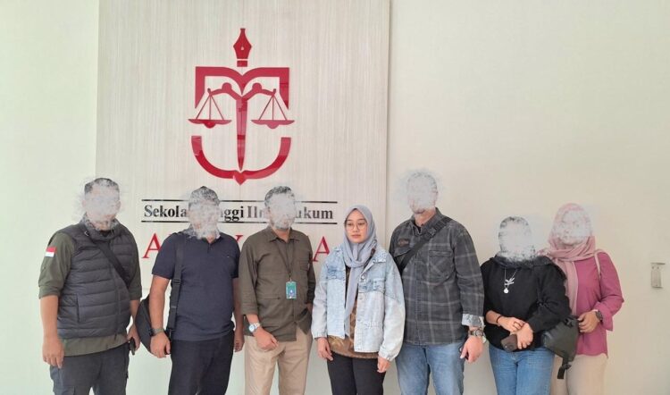 Tim Tabur Kejati Aceh mengamankan seorang wanita buronan kasus khalwat di Tarokan, Kediri, Jawa Timur. (Foto: Dok. Penkum Kejati Aceh)