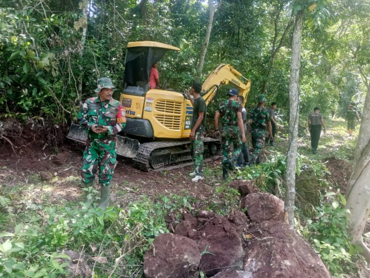 Alat berat berat dikerahkan untuk mempercepat pembangunan jalan TMMD ke-123 Kodim Sabang di Gampong Jaboi. (Foto: Dok. Kodim 0112/Sabang)