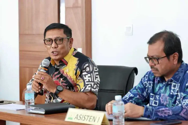 Plt Sekda Aceh Alhudri didampingi Asisten I menggelar rapat dengan Kepala SKPA/Biro jajaran Pemerintah Aceh, di Ruang Rapat P3K Setda Aceh, Kamis (20/2/2025)