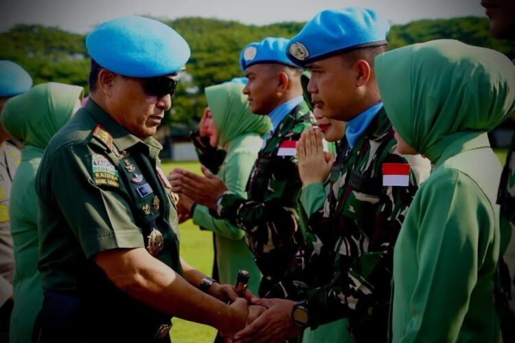 Pangdam IM Mayjen TNI Niko Fahrizal melepas keberangkatan 467 personel Satgas Yonmek TNI Konga XXIII-S UNIFIL Yonif 114/SM yang akan bertugas dalam misi perdamaian PBB di Lebanon, dalam upacara di Lapangan Blang Padang, Banda Aceh, Jum'at (21/2). (Foto: For Infoaceh.net)