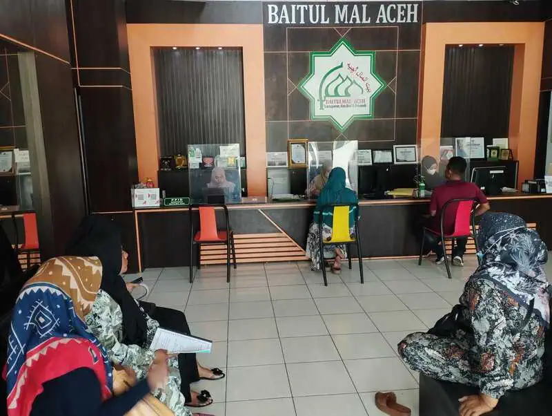 Masyarakat menyerahkan berkas permohonan bantuan di Kantor Baitul Mal Aceh, Banda Aceh, Jumat (21/2)