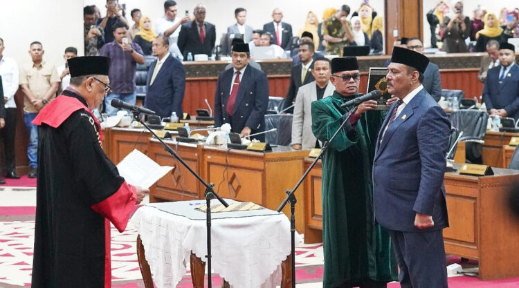 Ali Basrah dilantik sebagai Wakil Ketua II DPRA dari Fraksi Partai Golkar periode 2024-2029 dalam rapat paripurna, di Gedung Utama DPRA, Jum'at malam, 21 Februari 2025. (Foto: For Infoaceh.net)