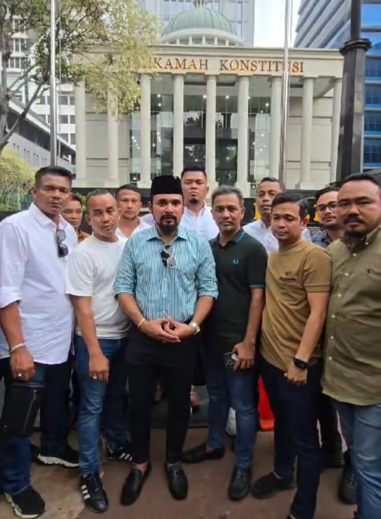 Iskandar Usman Ar Farlaky sah terpilih sebagai Bupati Aceh Timur setelah MK menolak seluruh permohonan yang diajukan oleh Paslon nomor urut 01, Sulaiman Tole - Abdul Hamid, Senin (24/2).