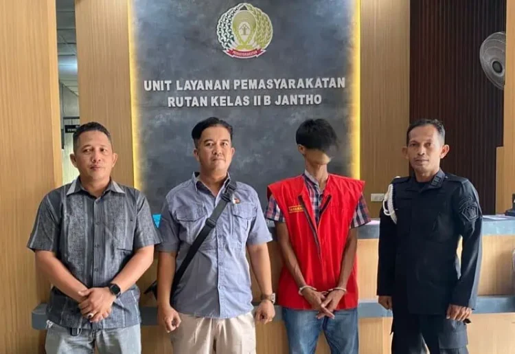 NS (36) alias Sigam Ubit, warga Gampong Beuragong, Kecamatan Kuta Baro, Aceh Besar, diserahkan ke jaksa, Selasa (4/2).