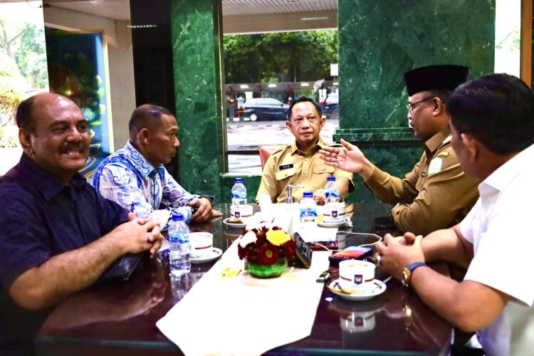 Pj Gubernur Aceh Safrizal ZA didampingi Plt Sekda Aceh Muhammad Diwarsyah dan Ketua DPRA Zulfadli melakukan pertemuan dengan Mendagri Tito Karnavian, di Gedung A Kemendagri, Jakarta, Selasa (4/2). (Foto: For Infoaceh.net)