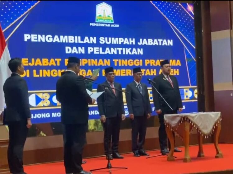 Pj Gubernur Aceh Safrizal ZA melantik dan mengambil sumpah jabatan tiga Pejabat Pimpinan Tinggi Pratama atau Eselon II di lingkungan Pemerintah Aceh, Rabu (5/2). (Foto: For Infoaceh.net)