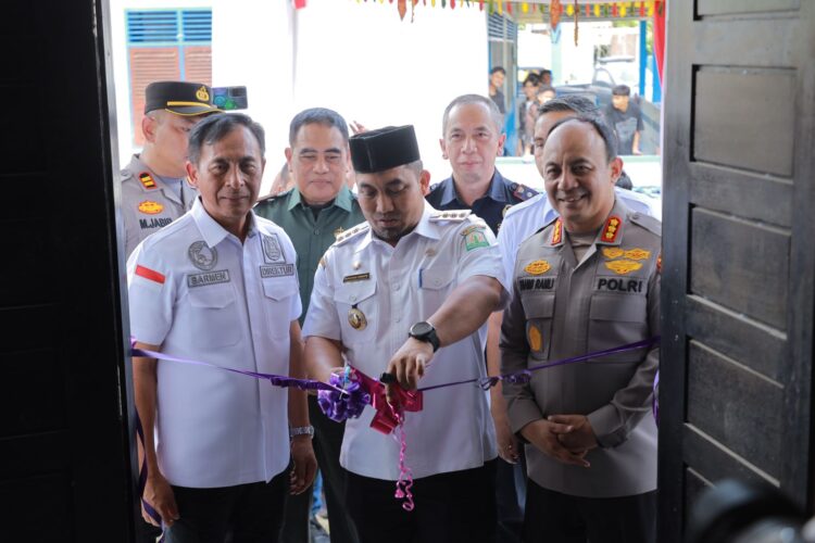 Pj Bupati Aceh Besar Muhammad Iswanto bersama Kapolresta Banda Aceh Kombes Pol Fahmi Irwan Ramli saat peresmian Kampung Bebas dari Narkoba di Gampong Lamsabang Kecamatan Kuta Baro, Aceh Besar, Rabu (5/2). (Foto: For Infoaceh.net)