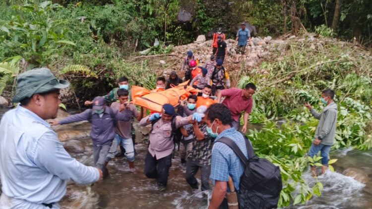 Evakuasi jenazah dua korban hanyut terbawa arus Sungai Weh Reseh, Kampung Rikit Musara, Kecamatan Permata, Bener Meriah. (Foto: For Infoaceh.net)