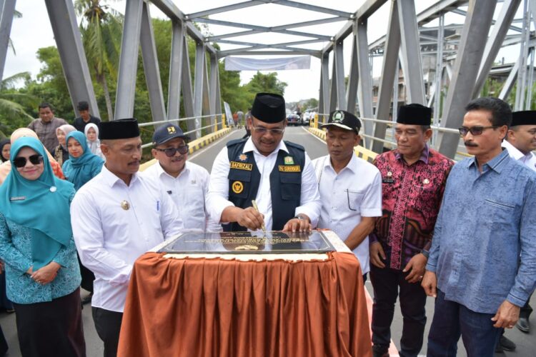 Pj Gubernur Aceh Safrizal, ZA bersama Ketua DPRA Zulfadli, Plt. Sekda Aceh Muhammad Diwarsyah dan Pj Bupati Bireuen, Jalaluddin menandatangani prasasti peresmian Jembatan Tutu Panyang Samalanga, Bireuen, Jum’at (7/2). (Foto: For Infoaceh.net)