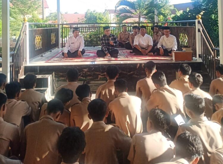 Guru Besar UIN Ar-Raniry Prof Dr Muhammad AR MEd saat mengisi Tausyiah Jumatan di SMAN 9 Banda Aceh, Jum’at (7/2)