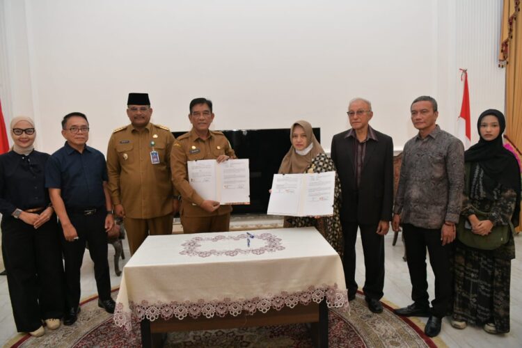 Pj Gubernur Aceh Safrizal ZA, Wali Nanggroe Aceh Malik Mahmud Al Haytar, serta Plt Sekda Aceh Muhammad Diwarsyah, menyerahkan hibah barang milik Aceh kepada Lembaga Adat dan Kesultanan Aceh Sultan Alaidin Muhammad Daudsyah, di Meuligoe Wali Nanggroe, Selasa (11/2).