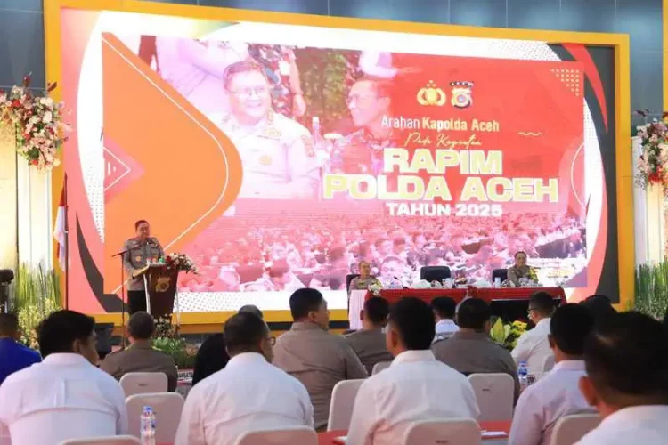 Kapolda Aceh Irjen Pol Achmad Kartiko memimpin Rapim tingkat Polda Aceh 2025 yang digelar di Indoor Meuligoe Polda Aceh Kamis, 13 Februari 2025. (Foto: Dok. Humas Polda Aceh)
