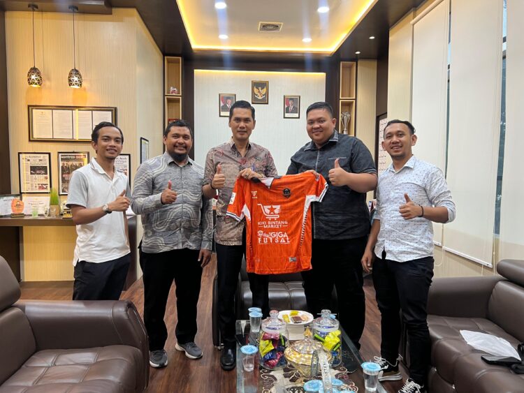 CEO Sadakata United, Ade Fadli Pratama Bintang menyerahkan jersey kepada Kadispora Aceh, Nasir Syamaun usai pertemuan di di ruang kerja Kadispora, Kamis (13/2). (Foto: For Infoaceh.net)