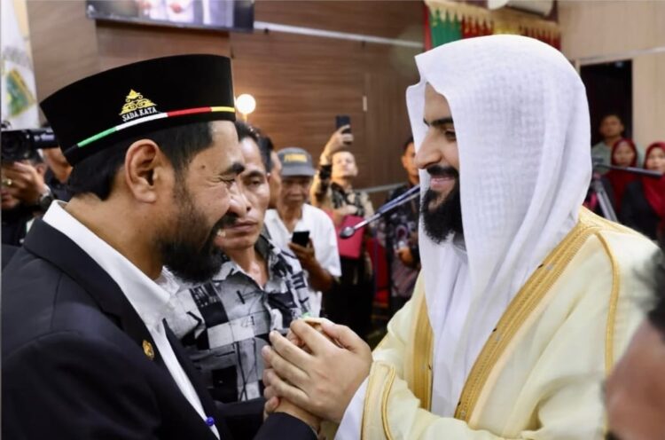 Gubernur Aceh Muzakir Manaf bersama Prof Dr Abdul Karim As Sihri, utusan imam besar Masjidil Haram, Guru Besar Universitas Ulumul Qura Mekkah, yang hadir pada pelantikan Wali Kota/Wakil Wali Kota Subulussalam, di Gedung DPRK Subulussalam, Sabtu (15/2).