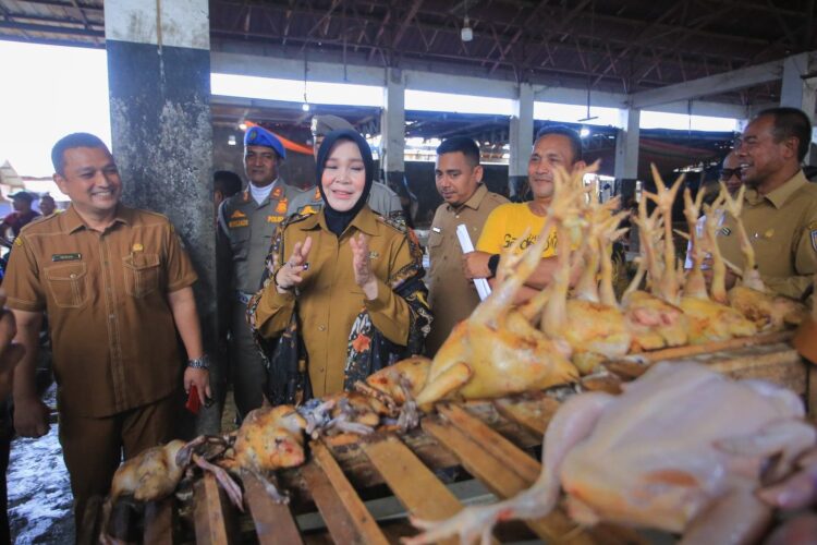Wali Kota Banda Aceh Illiza Sa’aduddin Djamal melakukan sidak ke Pasar Al-Mahirah Lamdingin, Banda Aceh, Senin (17/2). (Foto: For Infoaceh.net)