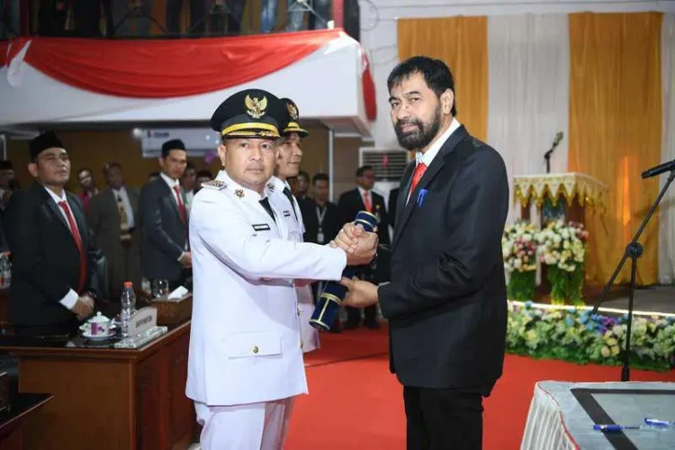Gubernur Aceh Muzakir Manaf melantik Safwandi dan Muslem D, sebagai Bupati/Wakil Bupati Aceh Jaya periode 2025-2030, pada Rapat Paripurna DPRK Aceh Jaya, di Gedung DPRK, Rabu (19/2)