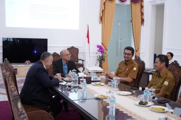 Wali Nanggroe saat menerima kunjungan Kepala Dinas Pendidikan (Kadisdik) Aceh, Marthunis, pada Selasa 25 Februari 2025, di Meuligoe Wali Nanggroe, Aceh Besar.