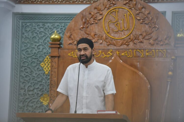 Gubernur Aceh Muzakir Manaf menyampaikan ceramah Ramadhan 1446 H sebelum pelaksanaan Shalat Tarawih di Masjid Raya Baiturrahman Banda Aceh, Selasa malam (4/3/2025)