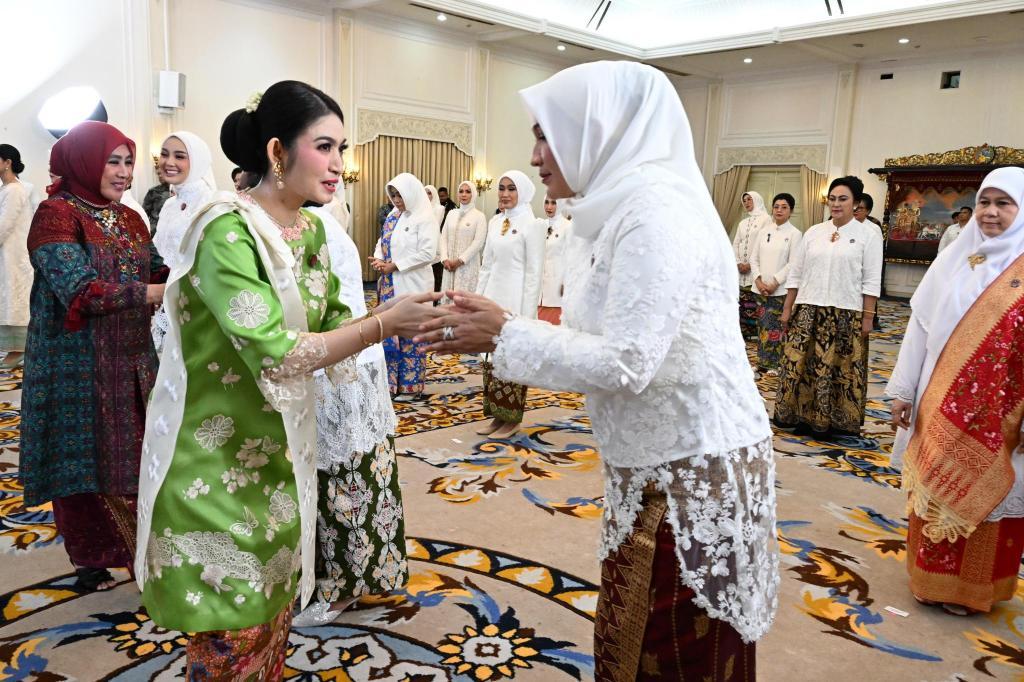 Marlina Usman, istri Gubernur Aceh, saat dilantik sebagai Ketua Dekranasda) Aceh periode 2025-2030, oleh Ketua Umum Dekranas Selvi Gibran Rakabuming, di Istana Wapres, Jakarta, Senin, 3 Maret 2025