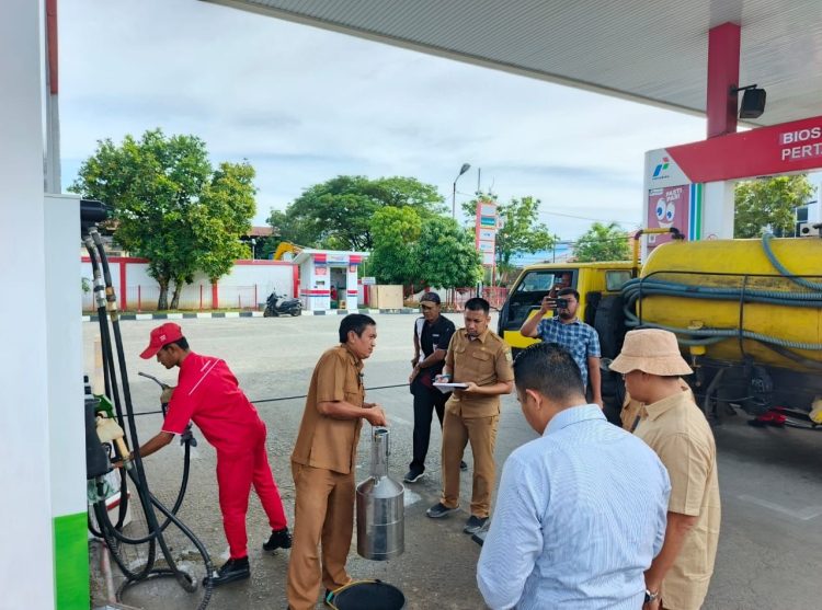 Satreskrim Polresta Banda Aceh bersama UPTD Metrologi Kota Banda Aceh melalukan sidak ke sejumlah SPBU di Banda Aceh, Selasa (11/3/2025)