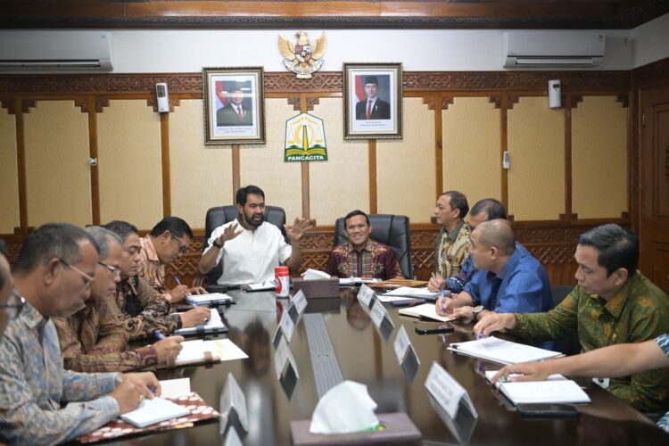 Gubernur Aceh Muzakir Manaf didampingi Wagub Fadhlullah memimpin rapat layanan kesehatan bagi masyarakat Aceh, di Ruang Rapat Gubernur Aceh, Kamis (6/3/2025).