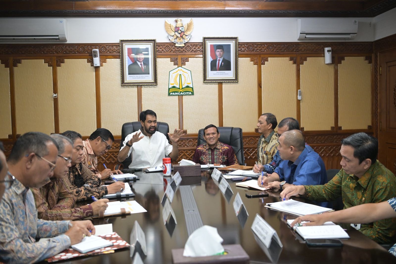 Gubernur Aceh Muzakir Manaf didampingi Wagub Fadhlullah memimpin rapat layanan kesehatan bagi masyarakat Aceh, di Ruang Rapat Gubernur Aceh, Kamis (6/3/2025).