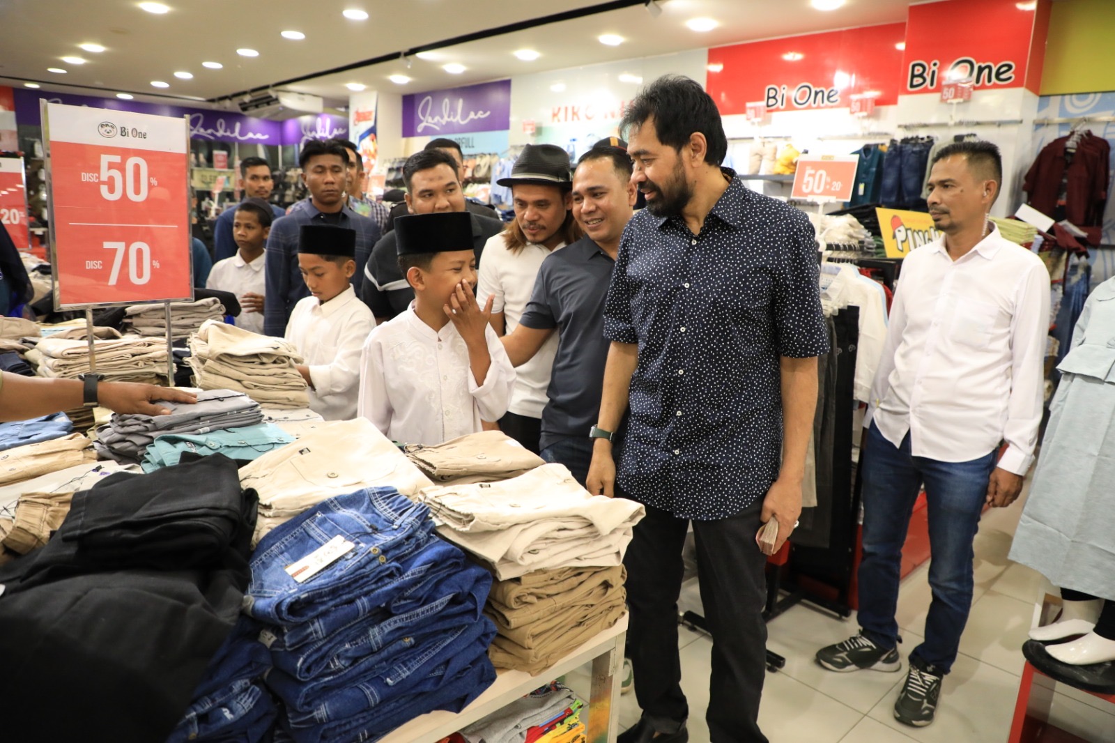 Gubernur Aceh Muzakir Manaf mendampingi ratusan anak yatim berbelanja pakaian lebaran, di salah satu pusat perbelanjaan di Kota Lhokseumawe, Selasa (11/3/2025)