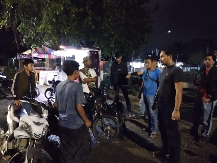 Sejumlah remaja yang sedang bersiap melakukan aksi balap liar di Jalan T. Panglima Nyak Makam Lampineung Banda Aceh, digagalkan polisi berbaju preman, Rabu (5/3) dini hari.