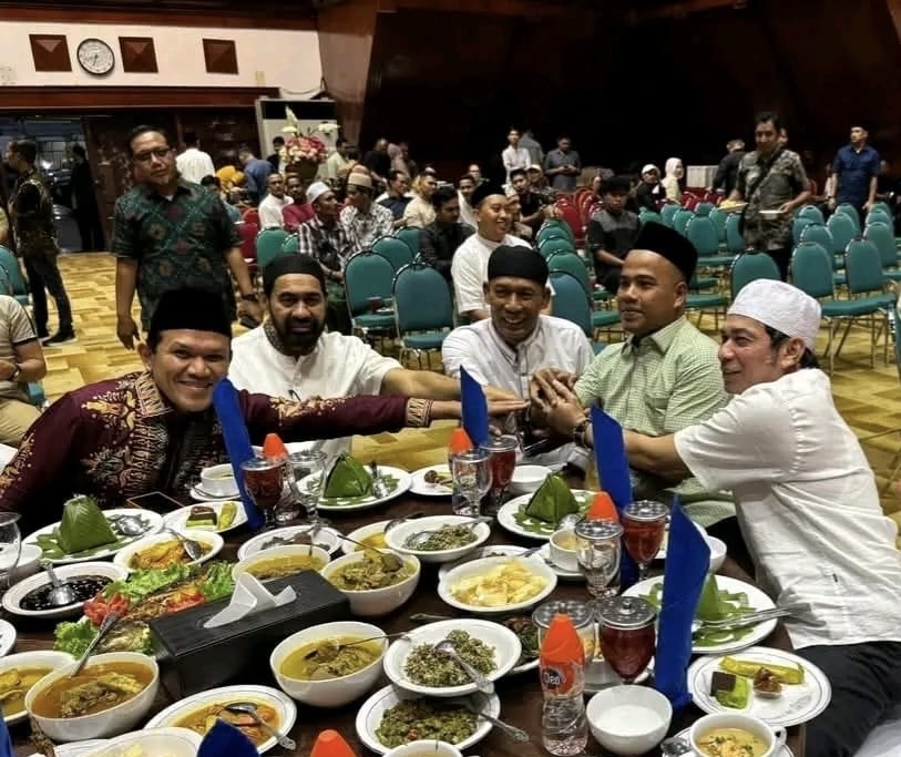 Gubernur Aceh Muzakir Manaf memegang tangan Wagub Aceh Fadhlullah dan Ketua DPRA Zulfadli sebagai tanda berdamai di momen buka puasa bersama partai koalisi di Anjong Mon Mata komplek pendopo Gubernur Aceh, Kamis (6/3/2025)