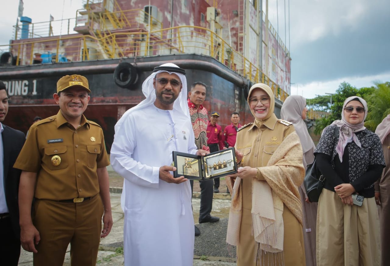 Wali Kota Banda Aceh Illiza Sa’aduddin Djamal menyambut kunjungan Dubes UEA untuk Indonesia, Abdulla Salem Al Dhaheri di Museum PLTD Apung, Punge Blang Cut, Senin, 10 Maret 2025.